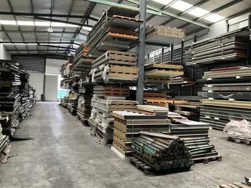 Rayonnage en porte-à-faux avec contenu Grand lot de panneaux isolants