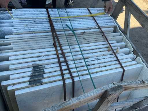 Beaucoup de tuiles en pierre naturelle blanche variées, 1 coffre