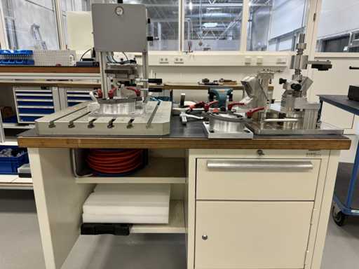   Établi avec contenu