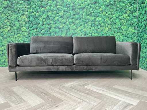 Aksamitna sofa trzyosobowa w ciepłym odcieniu
