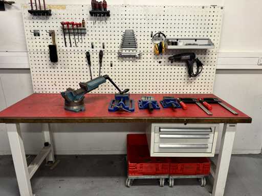   Établi avec contenu