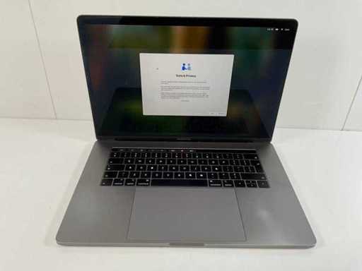 Apple MacBook Pro 15,5”, HexaCore i7, 16 GB RAM, 512 GB NVMe, AMD Radeon Pro 555X 4GB Laptop