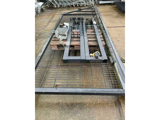 Elektrisches Schiebetor mit Motor.