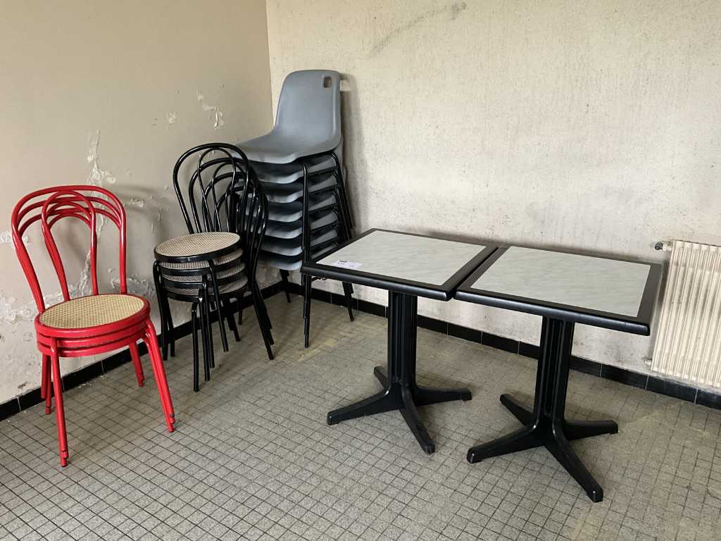 Set mit 2 Tischen mit Stühlen