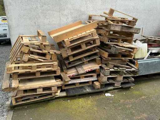 Batch of disposable wooden pallets