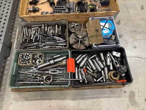 Multe unelte de strunire și găurit