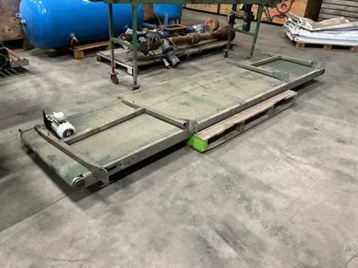 Potted plant conveyor belt