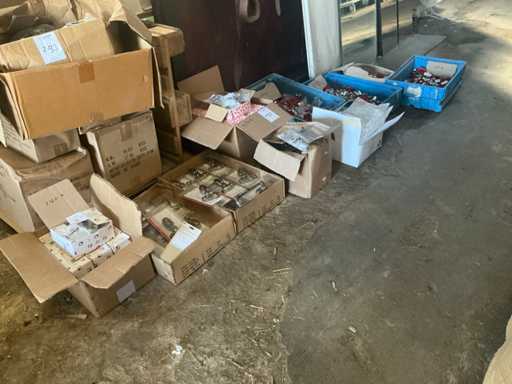 Lot : Grues diverses et raccords à compression