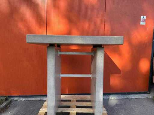 Anti-vibration table