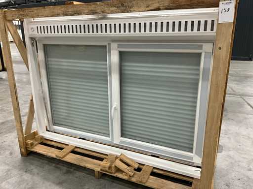 Finestra in plastica inclinabile e rotante con telaio a scatto