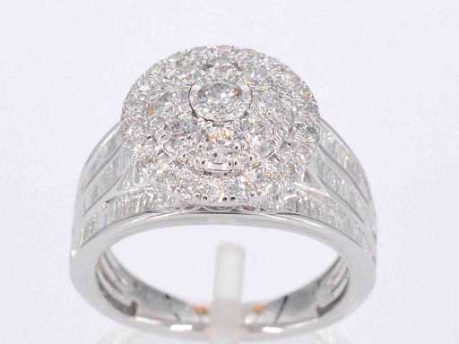 Pierścionek świta z białego złota z diamentami