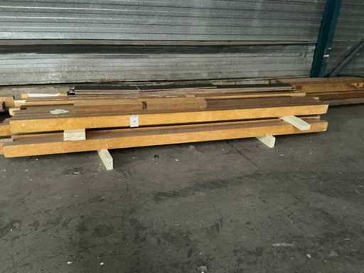 Charge von Holzbalken und Bauholz