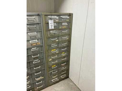 Entrepôt de pièces détachées incluant une armoire à tiroirs