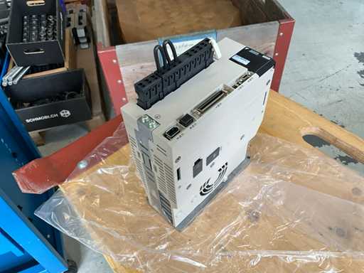 Yaskawa SGDV-7R6A01A002000 Servo Pack to Servo Motor