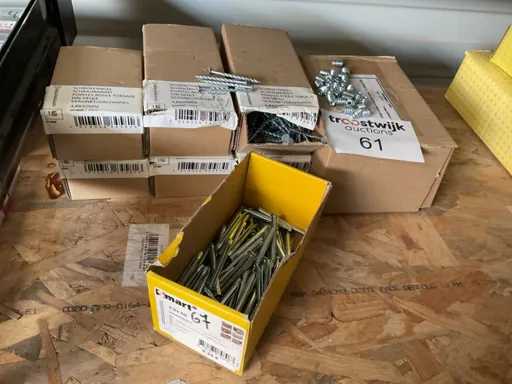 Dozen gedraaide nagels en hout moeren