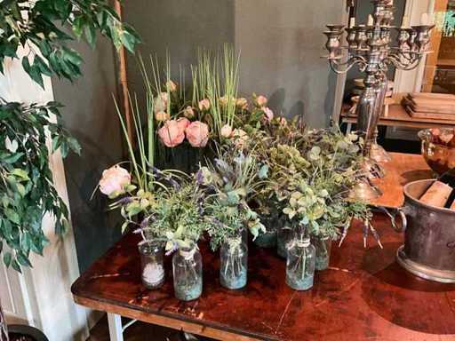 Vases with artificial flowers (24x)