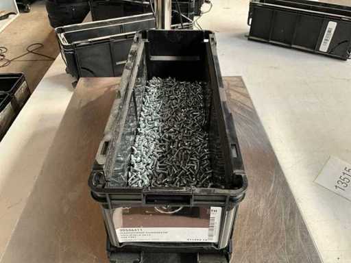 Würth 6,95 kg Schraubenzylinderkopf 4,2 x 13 in eine stapelbare Box setzen