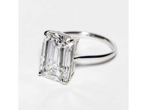 18 Karaat witgouden ring met 8,05 crt. diamant.