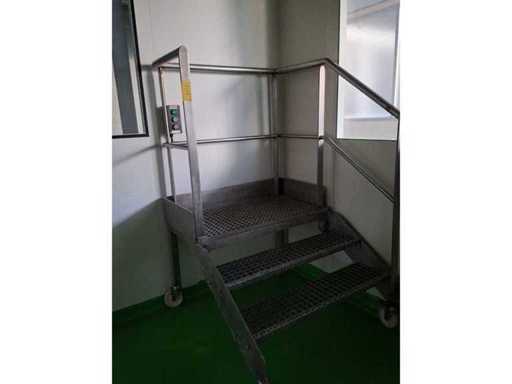 Mobile metal platform with 3 steps