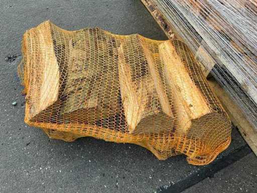 Bois de chauffage dans le filet