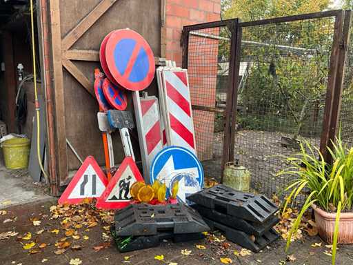 Signalisatie borden en 2 afzethekken