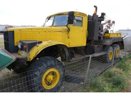 KRAZ KRAZ-255B ODER KRAZ-260 Militärischer Geländewagen mit Winde-/Spanneinheit