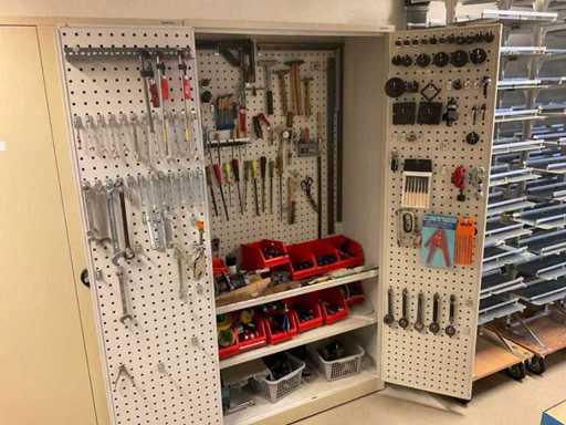 Stalowa obudowa z zawartością