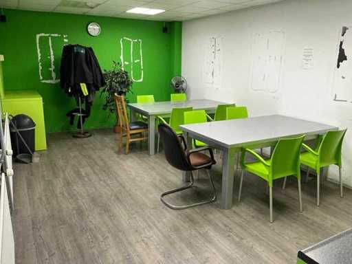 Un lot de mobilier pentru cantină