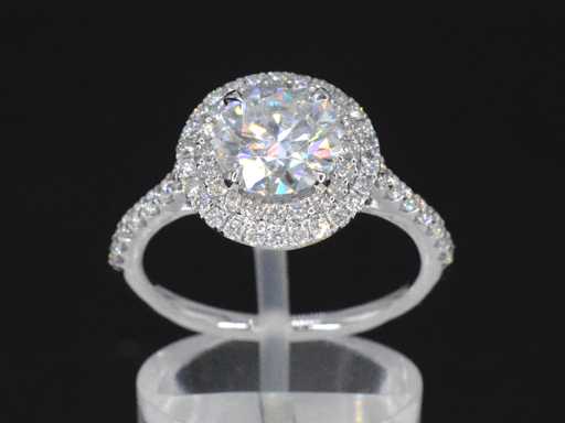 Weißgoldener Entourage-Ring mit Diamanten und einem brillanten Ring
