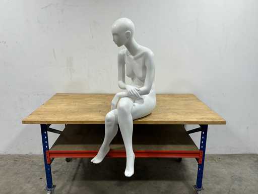 Mannequin sitting (3x)