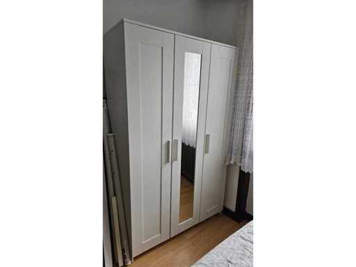 Armoire à vêtements avec miroirements