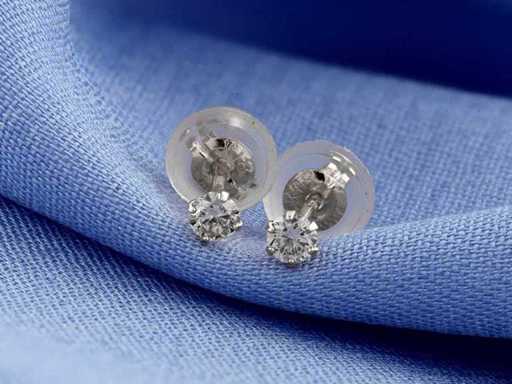 Boucle d’oreille en or blanc 18 nœuds avec diamant naturel
