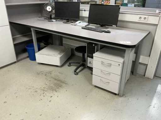 Bureau et armoire à tiroirs