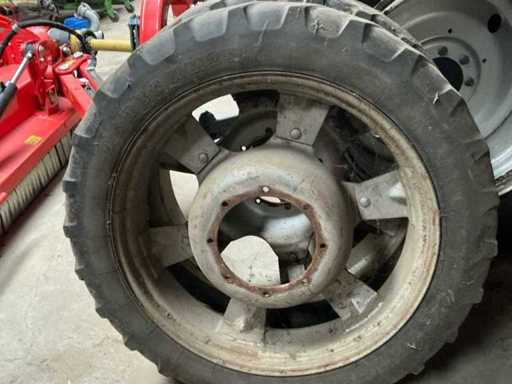 Tractor banden met velg. (2x)