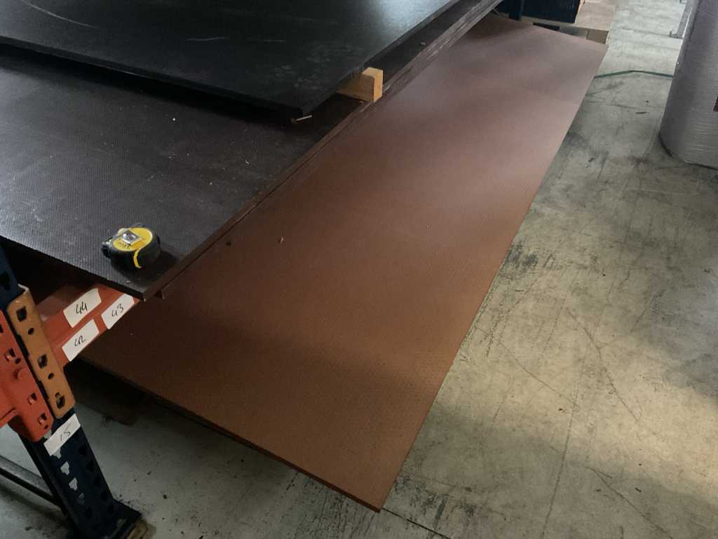 Non-slip concrete plywood