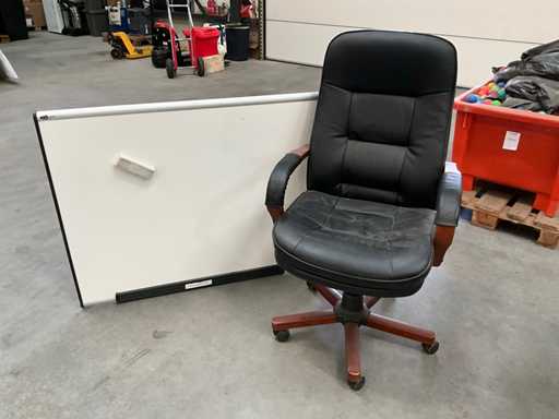 Bürostuhl und Whiteboard