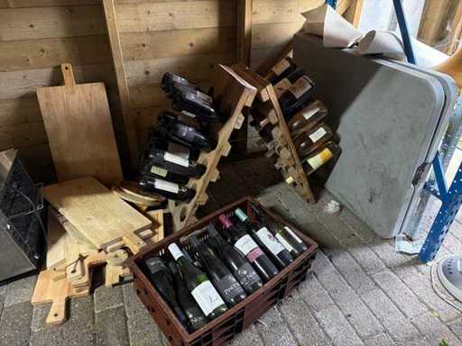 Wijn met houten wijnrek