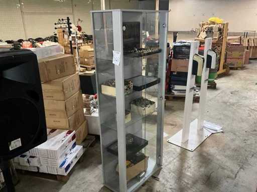 Szklana gablota z zawartością