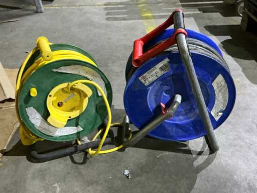 Verlängerungskabelspulen und Kabel (2x)