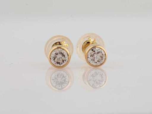 Boucle d’oreille en or jaune 18 nœuds avec diamant naturel