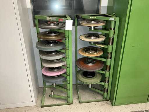 Verschiedene Schleifscheiben im Einsatz bei Kellenberger