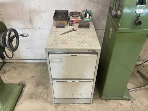 Werkstattschrank mit Inhalt von Reibahlen und Bohrern