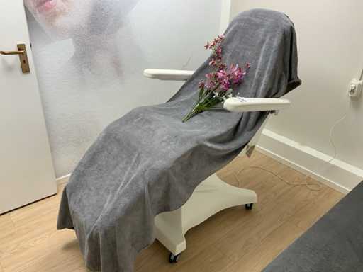 Cosmoderm reichert Behandlungsstuhl