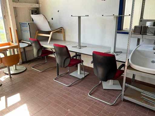 Tavoli della mensa, scrivanie e varie poltrone