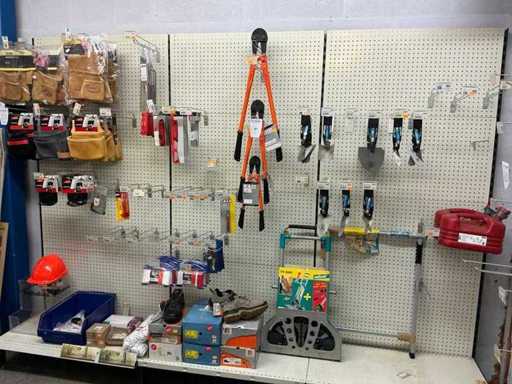 Charge von Bau- und Handwerkzeugen