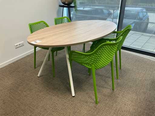 Stół konferencyjny z czterema przewodniczącymi konferencyjnymi