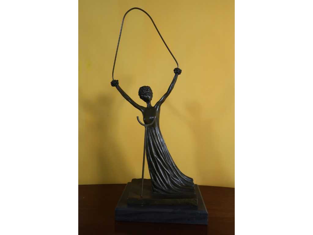 Statue de Salvador Dali ; présentant : 'Alice au pays des merveilles' (Bronze) 