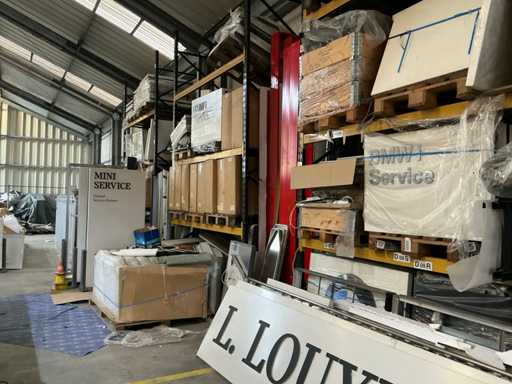 Partij oude logo’s en reclameborden