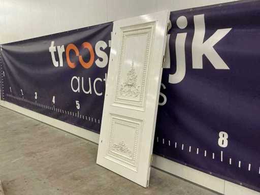 deur met houtsnijwerk (2x)