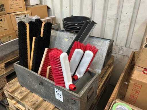 Różne miotły, ściągarki i wiadra (17x)